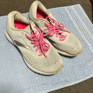 Ladies 9.5 Brooks DNA running shoes
